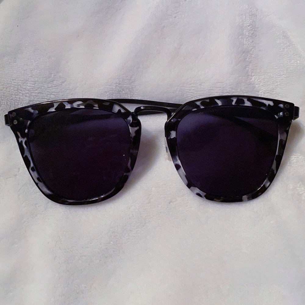 Black tortoise cat eye sunglasses